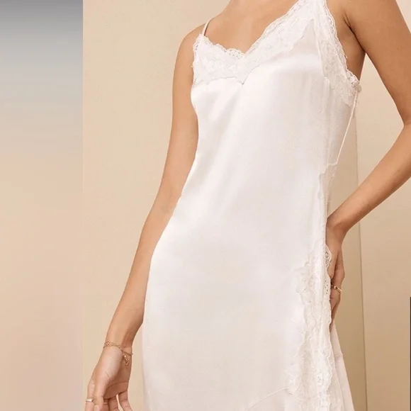 Elegant White Lace Trim - Picture 2 of 7